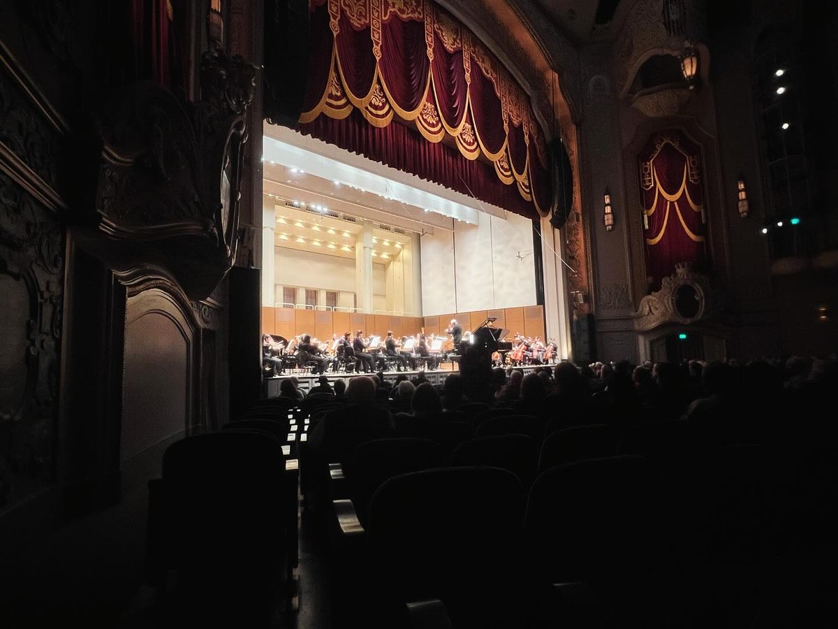 Thank you dear @oregonsymphony and M.Stenz for glowing sounds in Abrahamsen  „Left,alone“.
I am leaving Oregon with a huge smile🙏🏻
P.S.- The encore was Debussy Etude for 8 fingers, hence me showing the public I am going to play with two hands indeed ,minus thumbs 😅