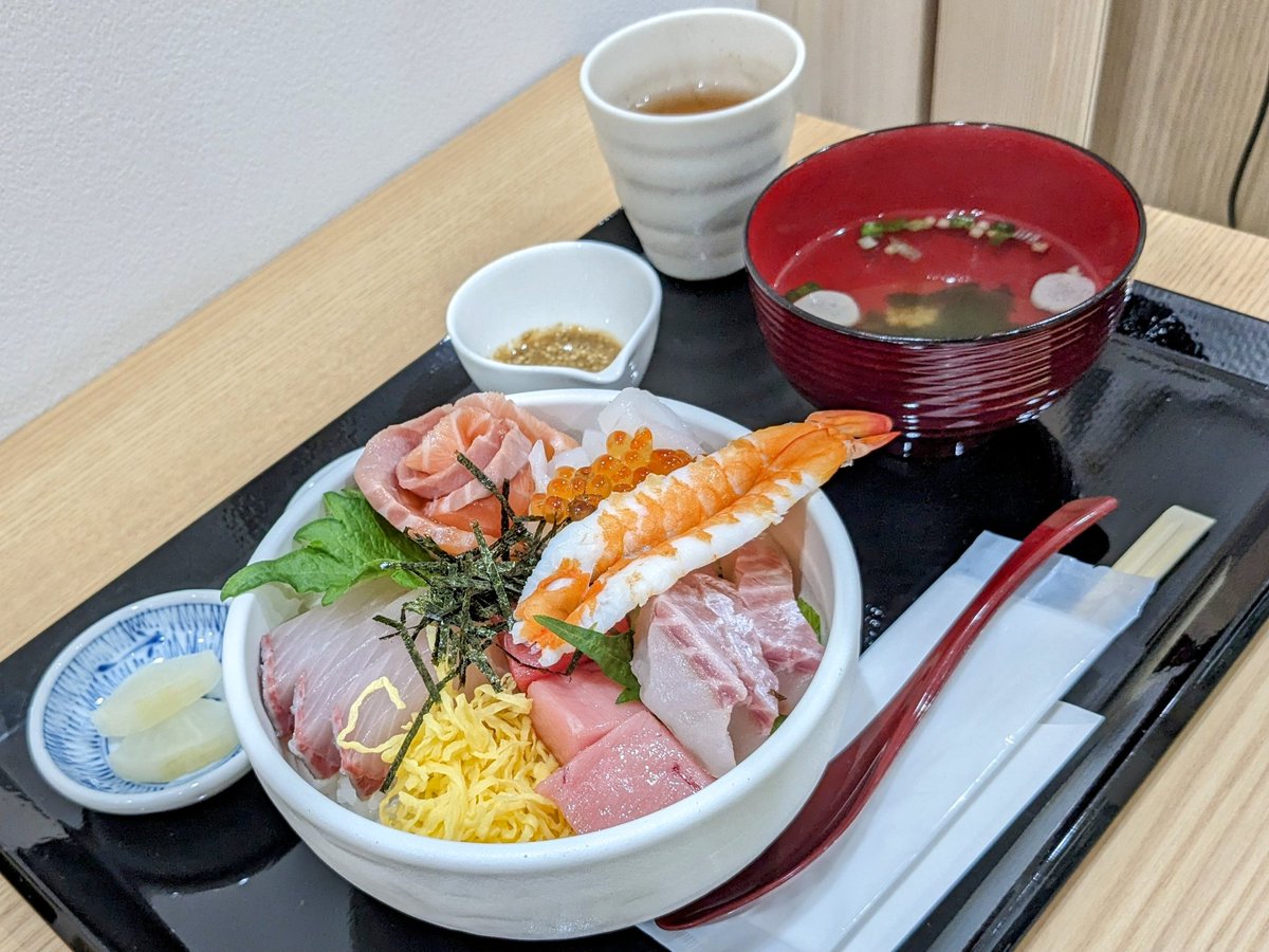 fk_hitori's tweet photo. 川端通商店街内のアラキ水産さんの1000円海鮮丼。1000円なのに切り身が分厚いー。 https://t.co/e3ur7VwSM2
