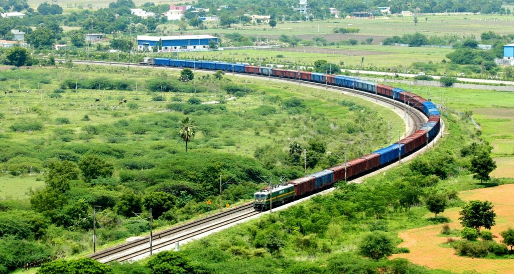 RailMinIndia's tweet photo. A freight train gracefully maneuvers a massive curve through a picturesque journey at Raigir, Telangana. 🚃 https://t.co/Vh3iwhg2gp