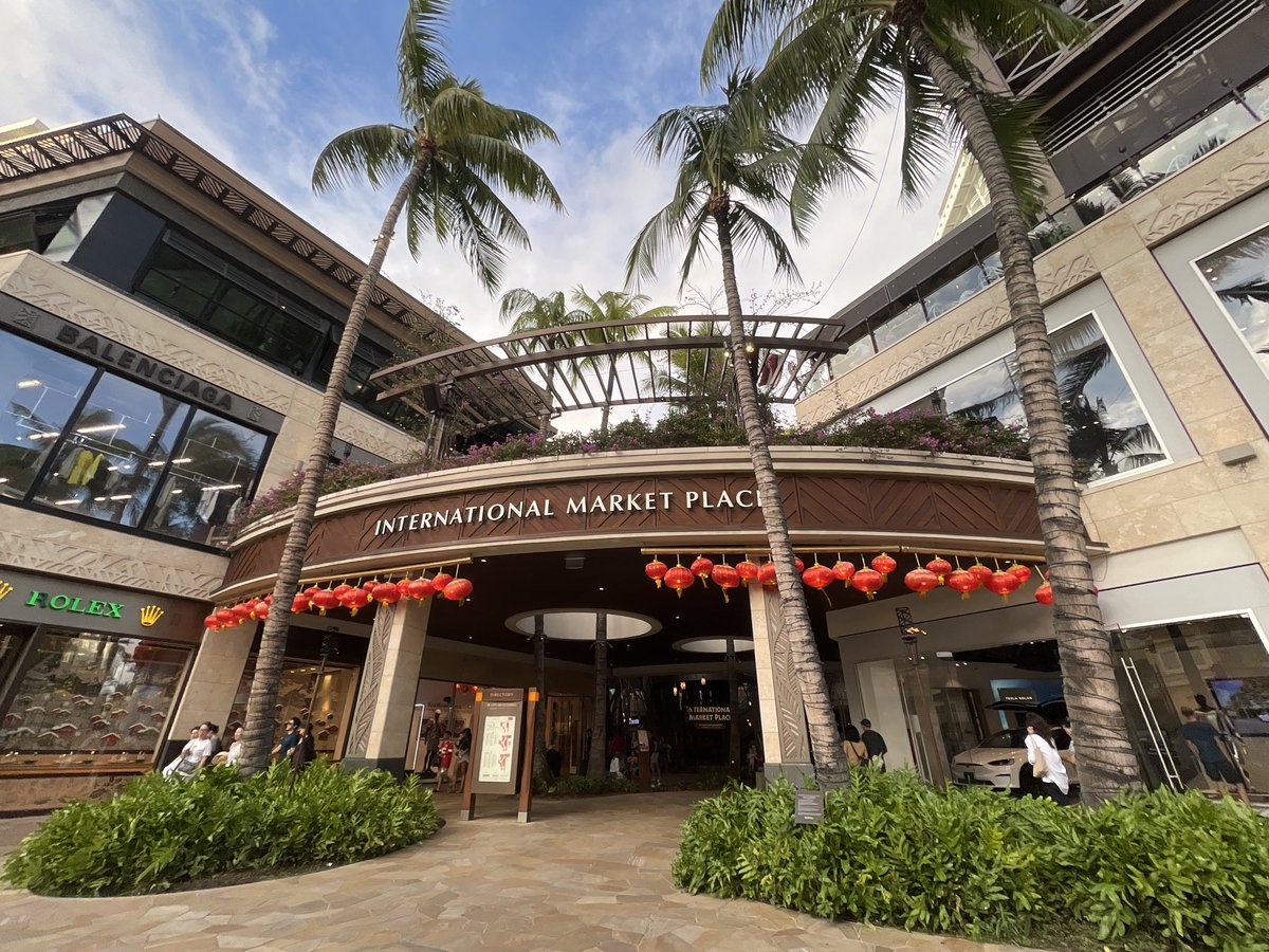 hawaii_isla808's tweet photo. Chinese Happy New Year of the Dragon from ABC Stores at International Market Place today. 🀄️🐲🐉🇨🇳 #hawaii #waikiki #intlmktpl #abcstores https://t.co/pJ9gbNVLTa