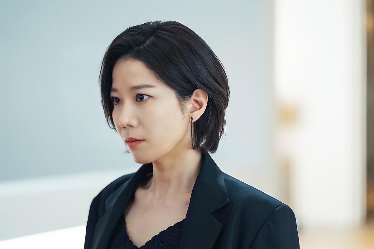 hyejinlight810's tweet photo. 울언니 보고시퍼요..~
탈색도 동글안경도 뽀글머리도 수트도 다 좋아요... https://t.co/MBcKQEksgF