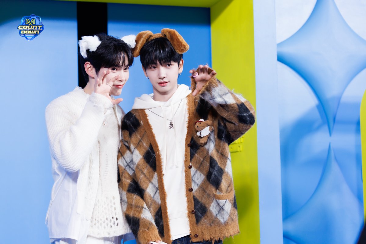 MnetMcountdown's tweet photo. 240125 #MCOUNTDOWN 현장포토
U・ᴥ・U강아지랑 고양이 (^=◕ᴥ◕=^)
🩵냥빈이 그리구 명명이🩷
✨🐶또🐱✨

More Photos 📸 https://t.co/S8GlwYrLIm

#엠카운트다운 #엠카 #샤인멍또캣
#ZEROBASEONE #성한빈 #BOYNEXTDOOR #명재현 https://t.co/sfIE9RTl3u