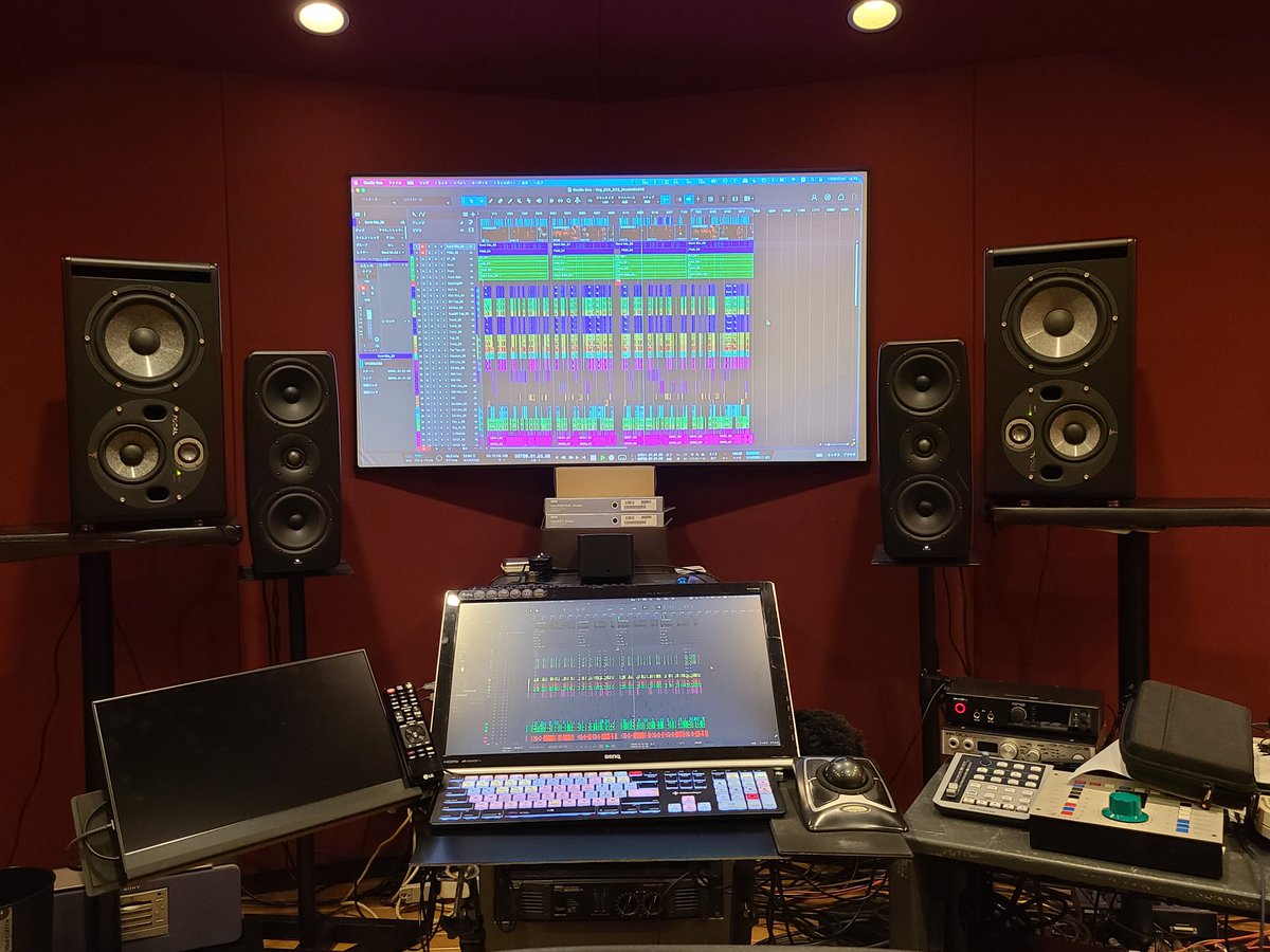 2種類のスピーカーのツイーターの高さを揃えるため縦置きにしてみました。
予想を裏切り音が、、、良いかもｗｗｗ
いや新鮮なだけかなｗｗｗ
当たり前ですが中低域の位相感は良くなりました。
しかし髪の分け目を左右替えてみたような、いやそれ以上に見た目の違和感半端ないです汗