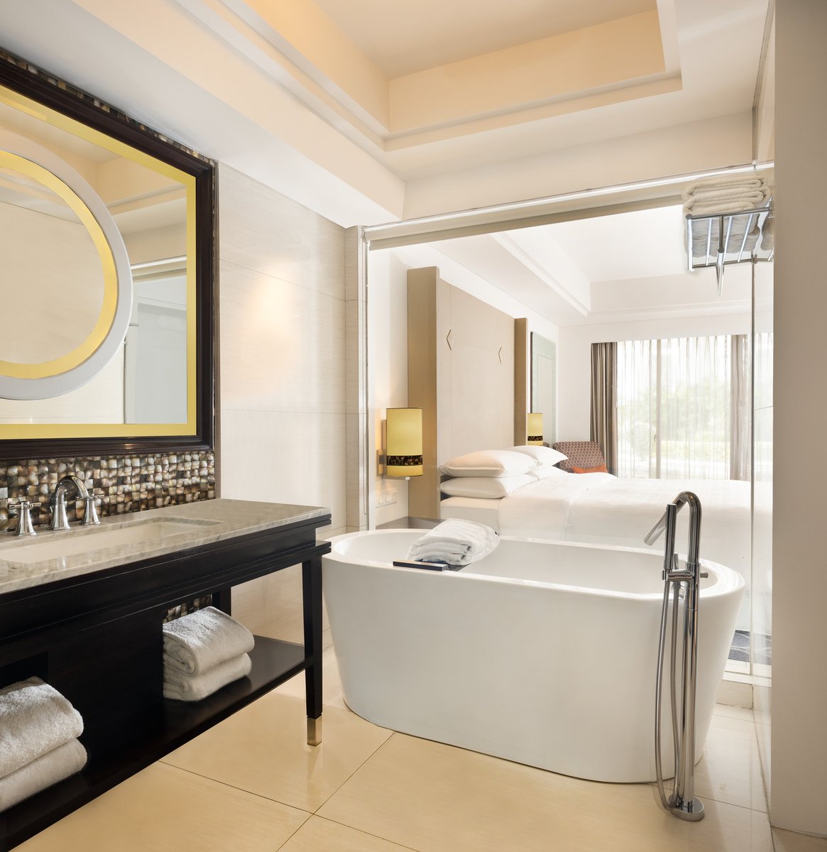 DestinAsian_Mag's tweet image. Front-row views of the Indian Ocean beckon from many of the accommodations at Sheraton Bali Kuta Resort, which come fitted with private balconies, spacious spa-like bathrooms, and signature Sheraton Sweet Sleeper beds. bit.ly/4aWTGBV @SheratonKuta #Partnerpost