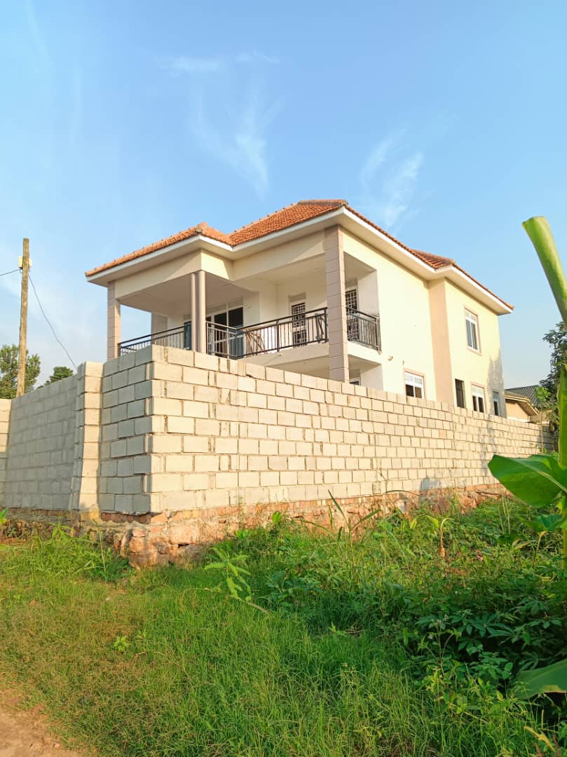 shukranproperty's tweet photo. BRAND NEW FLAT HOUSE FOR SALE.
 📌 Location Kitende Lumuli on Entebbe road.
📌#4bedrooms #4bathrooms, dining and sitting room, kitchen and a boys quarter.
📌 Seated on #14Decimals private mailo land title.
📌 Asking price #320m ugx negotiable.
📌 Call 0706592177
#Mak74thGrad https://t.co/tkyWAGIJR4