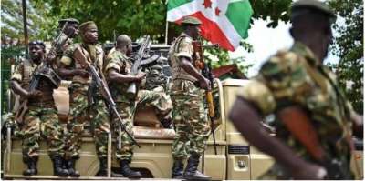 EmmanuelINTORE's tweet photo. 🚨URUPFU RUBI KU BASIRIKARE 472 B'UBURUNDI🇧🇮 BARI DRC🇨🇩🚨
Ku mugoroba w'ejo tariki ya 29.01.2024, Ku murongo wa Telephone Bwana @GeneralNeva yahamagaye mugenzi we wa DRCongo @Fatshi20 amubaza ku nkuru mbi y'uko abasirikare yamwoherereje bashiriye ku rugamba ariko #Tshisekedi yamusuzuguye bikomeye kuburyo bishobora kuba bigiye kubatanya.

Biravugwa ko aba basirikare bishwe kubera gutereranwa n'ingabo za @FARDC_off zabashyize imbere ndetse bamara kugenda zikisigarira kubera ko zizi neza imirwanire ya M23 INTARE ZA SALAMBWE zifite icyo zirwanira. Zabakubise kera ndetse zibambura n'ibikoresho byinshi by'urugamba.

Nubwo iyi nkuru y'urupfu rw'abasirikare yageze kuri @GeneralNeva umunsi w'ejo, babanje kumuhisha ariko birangira abasirikare bakomeretse babuze ubuvuzi muri DRC 🇨🇩 biba ngombwa ko basubizwa mu Burundi 🇧🇮 kugirango bafashwe kubona ubutabazi ari naho batangiye amakuru y'urupfu rw'abasirikare 472 b'Abarundi.

Uribaza ari iki cyateye TSHISEKEDI gusuzugura NDAYISHIMIYE banywanye⁉️
Ingabo z'uBurundi ntizabyakiriye neza kuko bake barokotse mubari muri iyo batayo bahindukiranye umujinya barasana n'abasirikare ba Congo 🇨🇩 ibintu byahise bizamura umwuka mubi hagati y'izo ngabo ndetse bikababaza Tshisekedi uri kuvuga ko yibeshye ku Barundi batari indwanyi z'umwuga. Ninacyo cyatumye asuzugura NDAYISHIMIYE Evariste kuri telephone 📞.

Amakuru y'impamo arahamya ko Abasirikare b’u Burundi basaga 472 aribo bamaze kumenyekana baguye mu gico batezwe na M23.

Iri shyano ryacitse umurizo  kuwa 25-27 Mutarama 2024, ubwo Ingabo z’u Burundi zari zigabye igitero kuri M23 mu gace ka #Muremure muri  #Mweso hakagwamo abasirikare 472 abandi 131 bagakomereka, harimo n'abafashwe mpiri.

Ntabwo iyi nkuru irangiriye aha mukanya ndabaha:
🛑Ese Ingabo z'uBurundi zarashe kuri @FARDC_off byarangiye gute⁉️ Hapfuye bangahe⁉️ Tshisekedi arakora iki⁉️

🛑Ese intwaro zambuwe aba basirikare b'Abarundi ni izihe⁉️ ni bwoko ki⁉️

🛑Ese ko na SADC yamaze gushirira ku rugamba byo mwabimenye⁉️

🔥𝐔𝐤𝐢𝐛𝐲𝐢𝐛𝐮𝐤𝐚, 𝐛𝐚𝐧𝐳𝐚 𝐠𝐮𝐤𝐨𝐫𝐚 #𝐅𝐎𝐋𝐋𝐎𝐖 𝐤𝐮𝐫𝐢 @EmmanuelINTORE 𝐮𝐝𝐚𝐜𝐢𝐤𝐰𝐚 𝐧'𝐚𝐦𝐚𝐤𝐮𝐫𝐮 𝐦𝐚𝐬𝐡𝐲𝐚🛑🫴

Stay connected 🛑
@BurundiGov @PatrickMuyaya
@UmutesiRw @SugiraMireille 
@kivuresidence @kivunews24 
@VoiceOfKivu @radiookapi