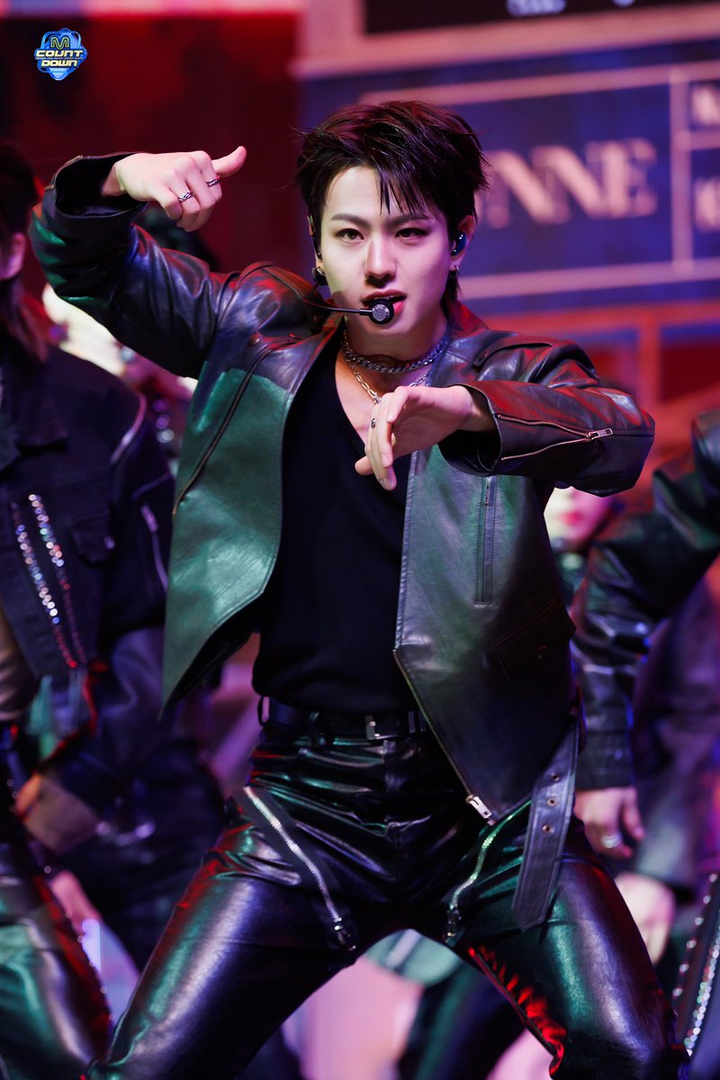 1andkeita's tweet photo. keita mcountdown ugly behind photo https://t.co/xww6rNHFtA