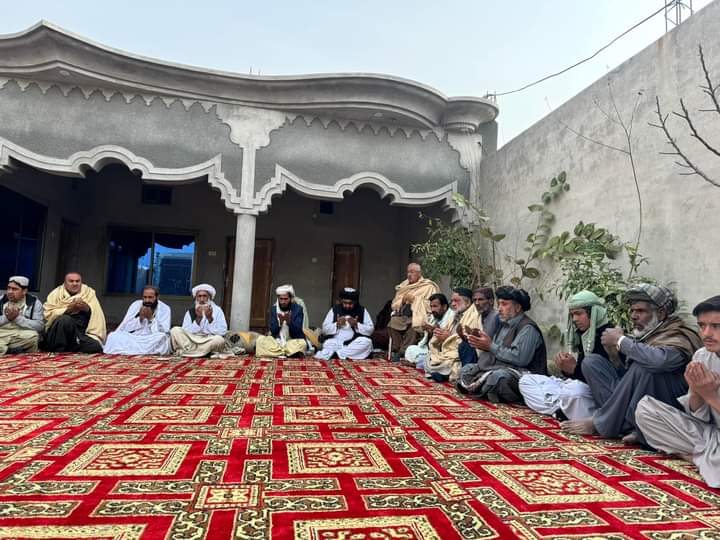 WatanShad's tweet photo. هرنائي:
د پښتونخوا ملي عوامي ګوند مرکزي سیکرټري جنرل عبدالرحیم زیارتوال او صوبائي ډپټي سیکرټري سردار حبيب الرحمن دَ سعد الله ملګري دَ پلار فاتحه وکړه. https://t.co/eQBrHOEmBz