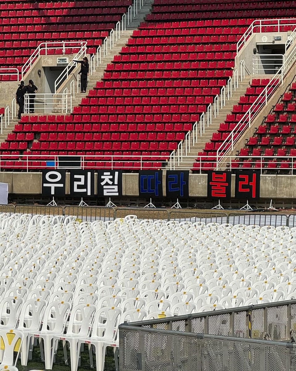 ทุกคน พี่จองอูฮียังไม่ออกจากธรรมศาสตร์ สเตเดี้ยมเลยอะ คืนนี้บินมาเล่น encore เลยมั้ยล่ะ