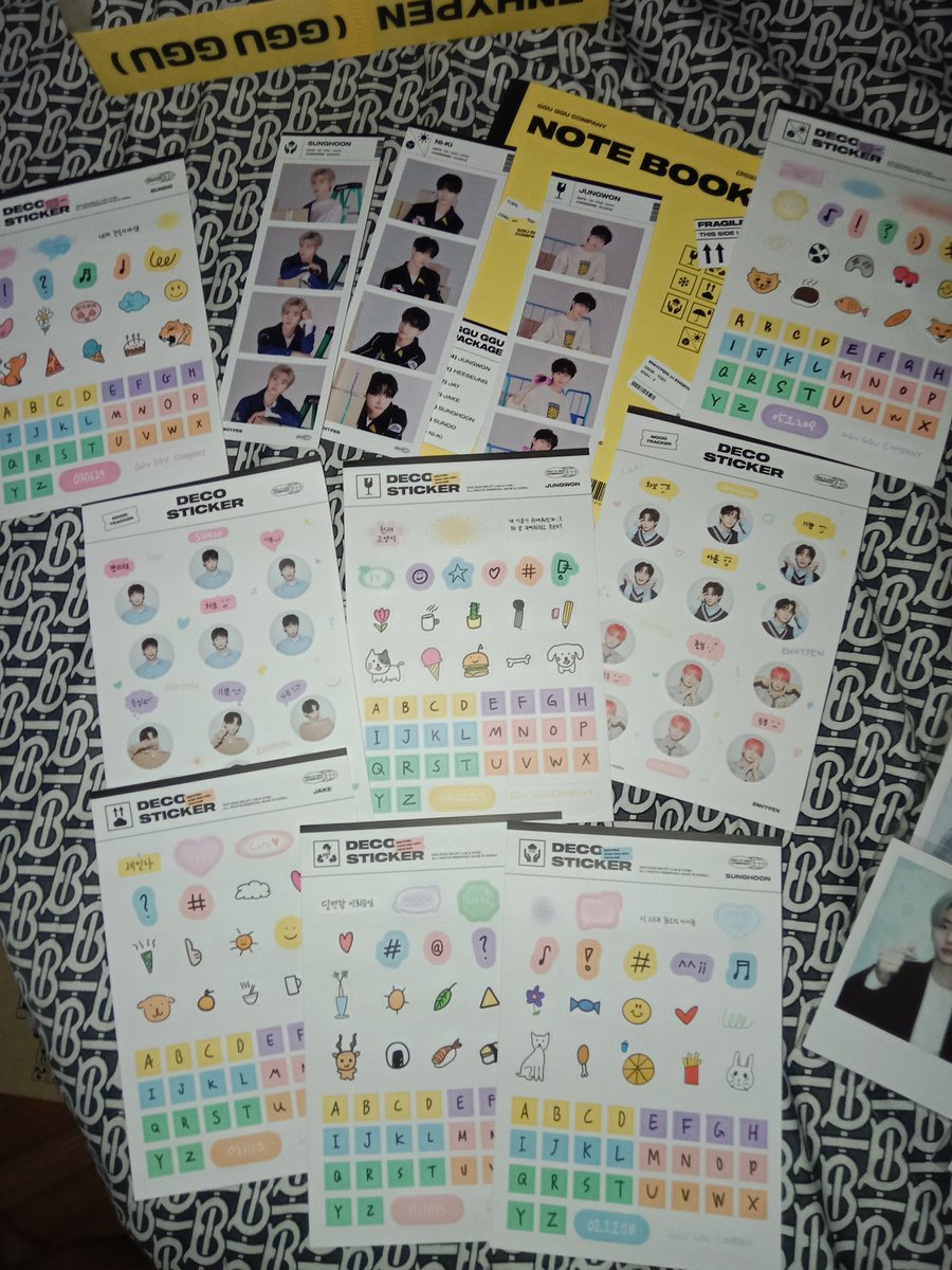 yanieryf's tweet photo. wts lfb ph #yaniesales

 ~enhypen photocard album! decluttering sale⭐

STEAL PRICE!!

100 pesos only SET
•mint condition
• onhand
 🚚: jnt
 💳: gcash

reply/dm mine to claim !
enhypen ggu ggu package https://t.co/W6JiCY8Z0I