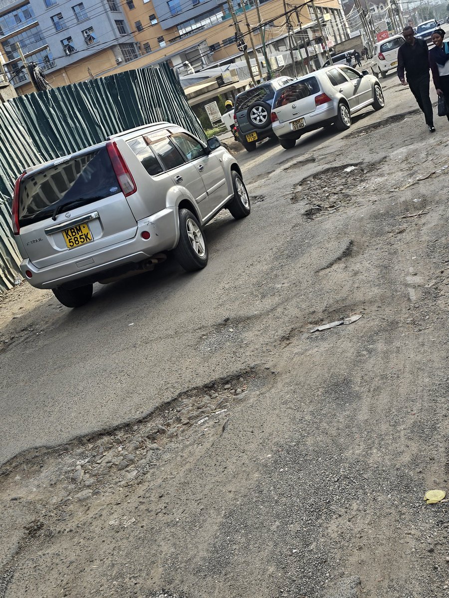 Hello, bwana <a href="/SakajaJohnson/">Sakaja Arthur Johnson</a> .. hapa form ni gani? Chania Road kilimani looks like shamba la mawe. Cheza kama wewe. #makenairobiwork