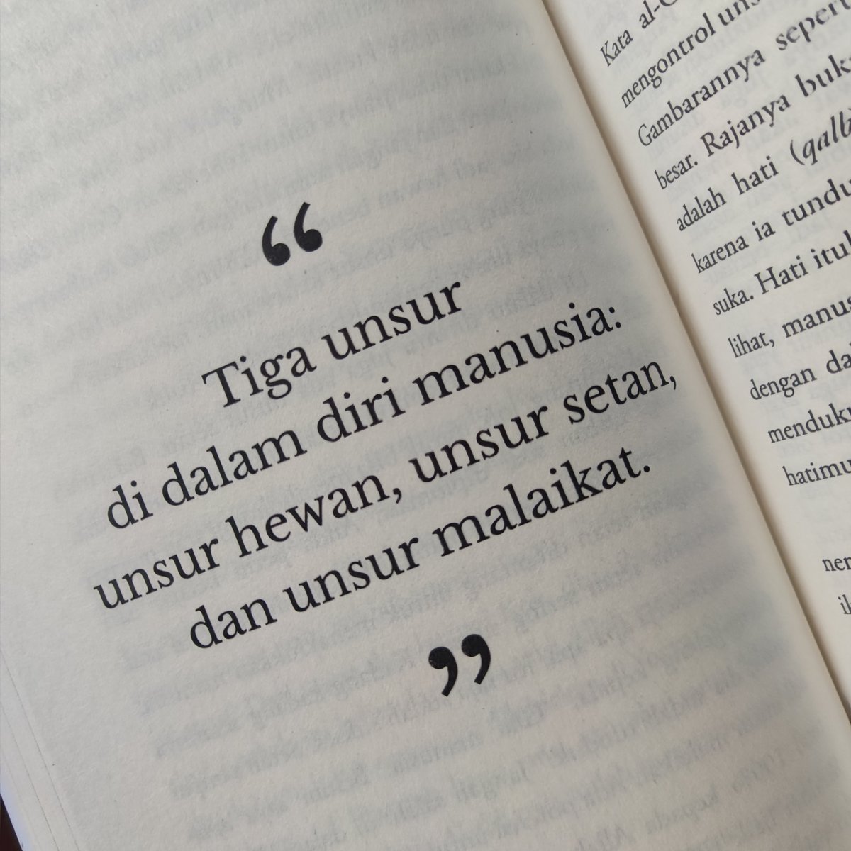 AkalBuku's tweet photo. Mungkinkah karena itu kelakuan manusia selalu berubah-ubah menyesuaikan unsur yang sedang dominan dalam dirinya?

📷Buku "Filsafat Kebahagiaan" karya Fahruddin Faiz. https://t.co/34OVuFG9j2