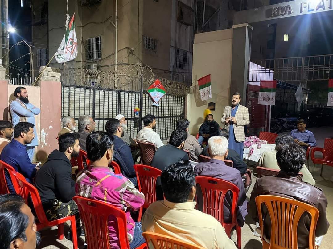 MoidAnver's tweet photo. گلشن اقبال KDA لال فلیٹ میں منعقد کارنر میٹنگ میں ایم کیو ایم پاکستان کے نامزد امیدوار معید انور کا والہانہ استقبال کیا گیا اور ماضی میں #MQMPakistan کی کارکردگی اور خدمات کو سراہا گیا اور آئندہ انتخابات میں بھی بھرپور حمایت اور تعاون کی یقین دہانی کرائی گئی۔
#PS101 #Vote4Kite https://t.co/fVPjnNUQEt