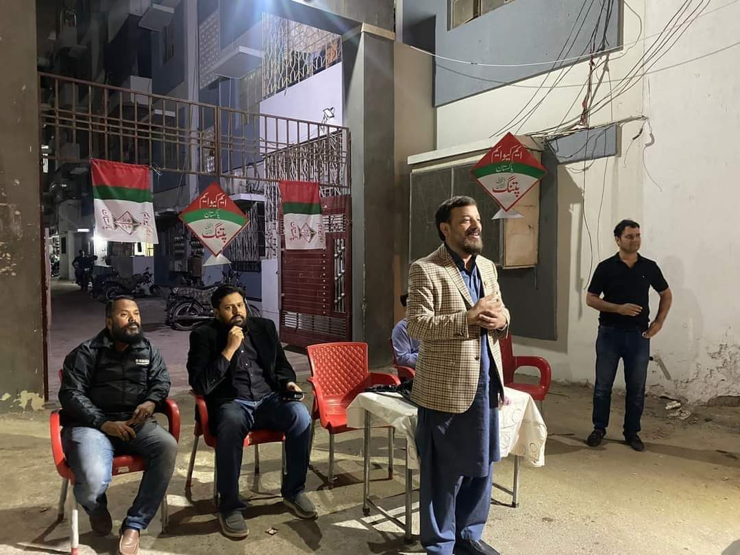 MoidAnver's tweet photo. گلشن اقبال KDA لال فلیٹ میں منعقد کارنر میٹنگ میں ایم کیو ایم پاکستان کے نامزد امیدوار معید انور کا والہانہ استقبال کیا گیا اور ماضی میں #MQMPakistan کی کارکردگی اور خدمات کو سراہا گیا اور آئندہ انتخابات میں بھی بھرپور حمایت اور تعاون کی یقین دہانی کرائی گئی۔
#PS101 #Vote4Kite https://t.co/fVPjnNUQEt