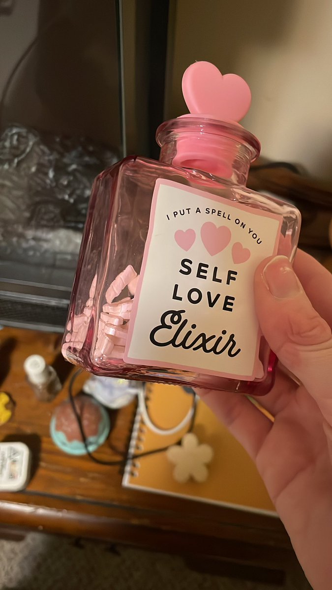 ginger_snappppp's tweet photo. Found the cutest fucking thing to put my meds in, I’m obsessed. https://t.co/Vm6SlDECj6