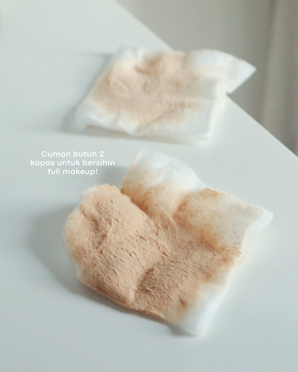 vanillaberrys's tweet photo. Tau ngga sih kalo ada micellar water SEGEDE ini harganya under 100 ribuan? 🥹 Worth it BGT BGT BGT apalagi buat kaum yang mager pake oil based cleanser.

Pake ini cukup butuh kapas, satu kali swipe, udah. Semua makeup kehapus dgn effortless ✅ https://t.co/JzRaYZOJpg