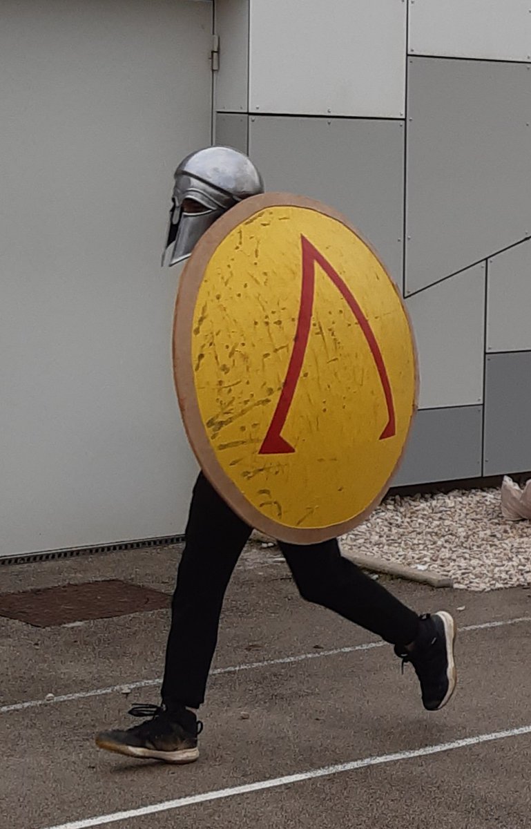 Les élèves latinistes et d'enseignement de spécialité EPPCS ont participé à un projet JO antiques et pratiques sportives de l'Antiquité. Une belle ouverture culturelle et sportive et une superbe course en armes.