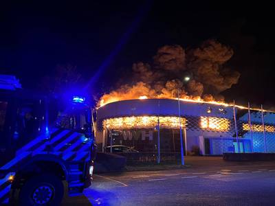 BNDeStem's tweet photo. Grote brand verwoest bedrijfspand van gevelbouwer WVH in Oirschot https://t.co/0ZgR1zbgza https://t.co/xVQsdM4ESb