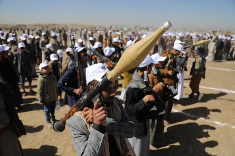 Schematizzando:
▫️Hamas, armato dall’Iran, scatena un assalto contro il più grande alleato degli USA, Israele;
▫️Hezbollah, armato dall’Iran, minaccia Israele dal confine con il Libano;
▫️gli Houthi, armati dall’Iran, prendono di mira le navi mercantili in transito nel Mar Rosso,