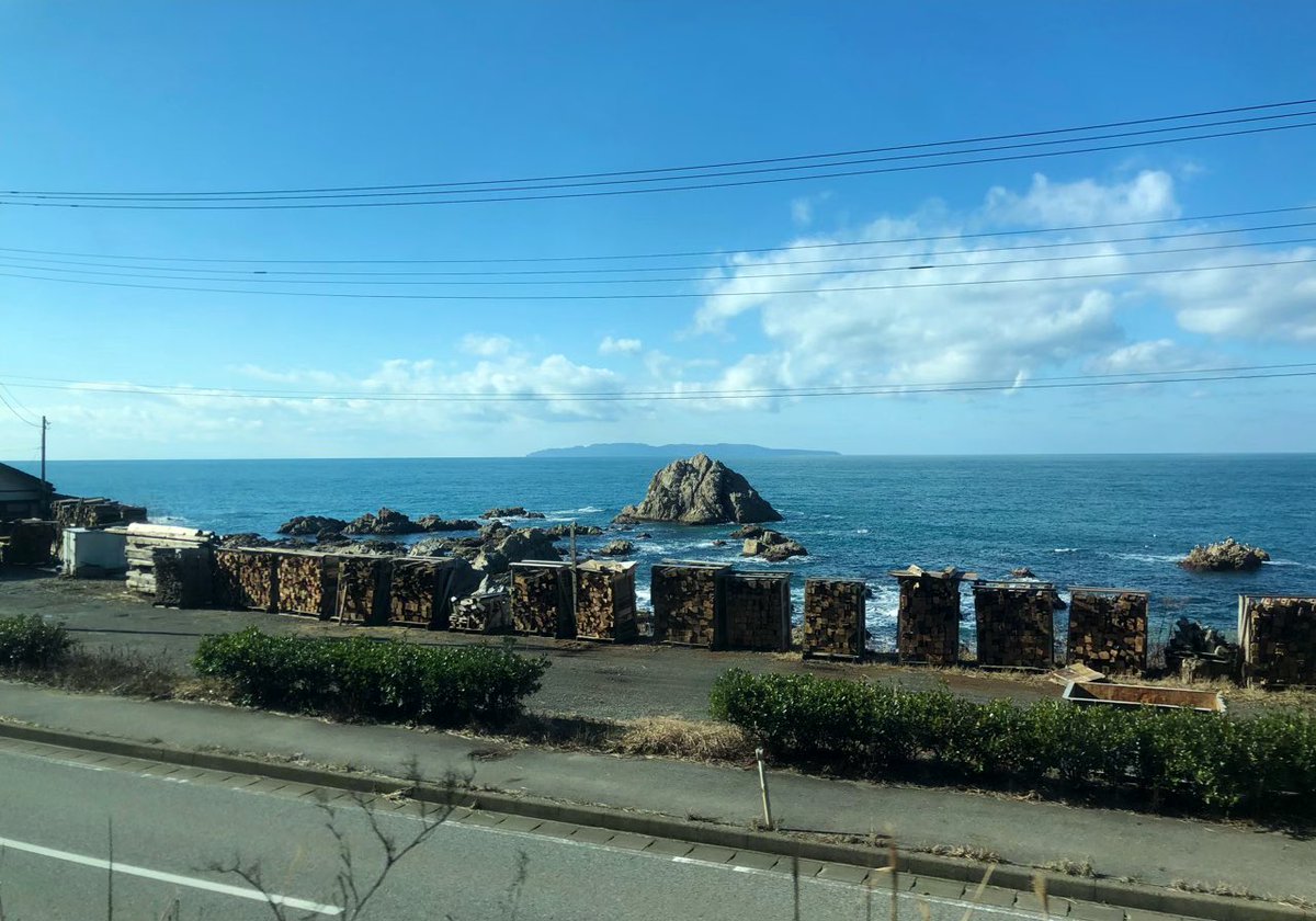 pickles_my_life's tweet photo. 新潟県に入り、村上あたりから日本海に浮かぶ離島「粟島」を望む…😌
#新潟県
#niigata_prefecture
#日本海
#japan_sea
#粟島
#awashima https://t.co/aJLB4SGuQH
