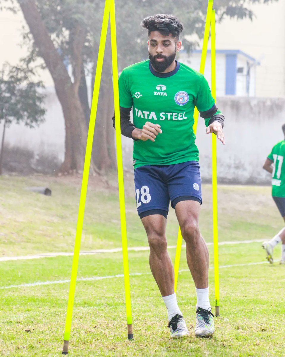Hustle before our first game back at the Furnace in the #ISL! 

#JFCNEU #JamKeKhelo #ISL10 #ISLonJioCinema #ISLonSports18 #football #indianfootball #trainig #trainingday