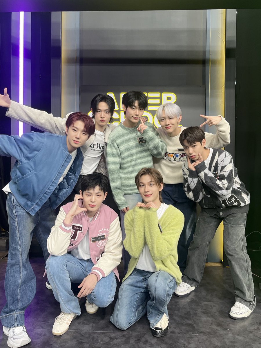 EVNNE_official's tweet photo. [📸]
240130
#arirang_ASC 

게임도 하고 춤도 추고 엔브도 보고
아주아주 알찼던 우리 이븐이들 🥰

#EVNNE #이븐 
#Un_SEEN #UGLY https://t.co/jjUJQ2SgaN
