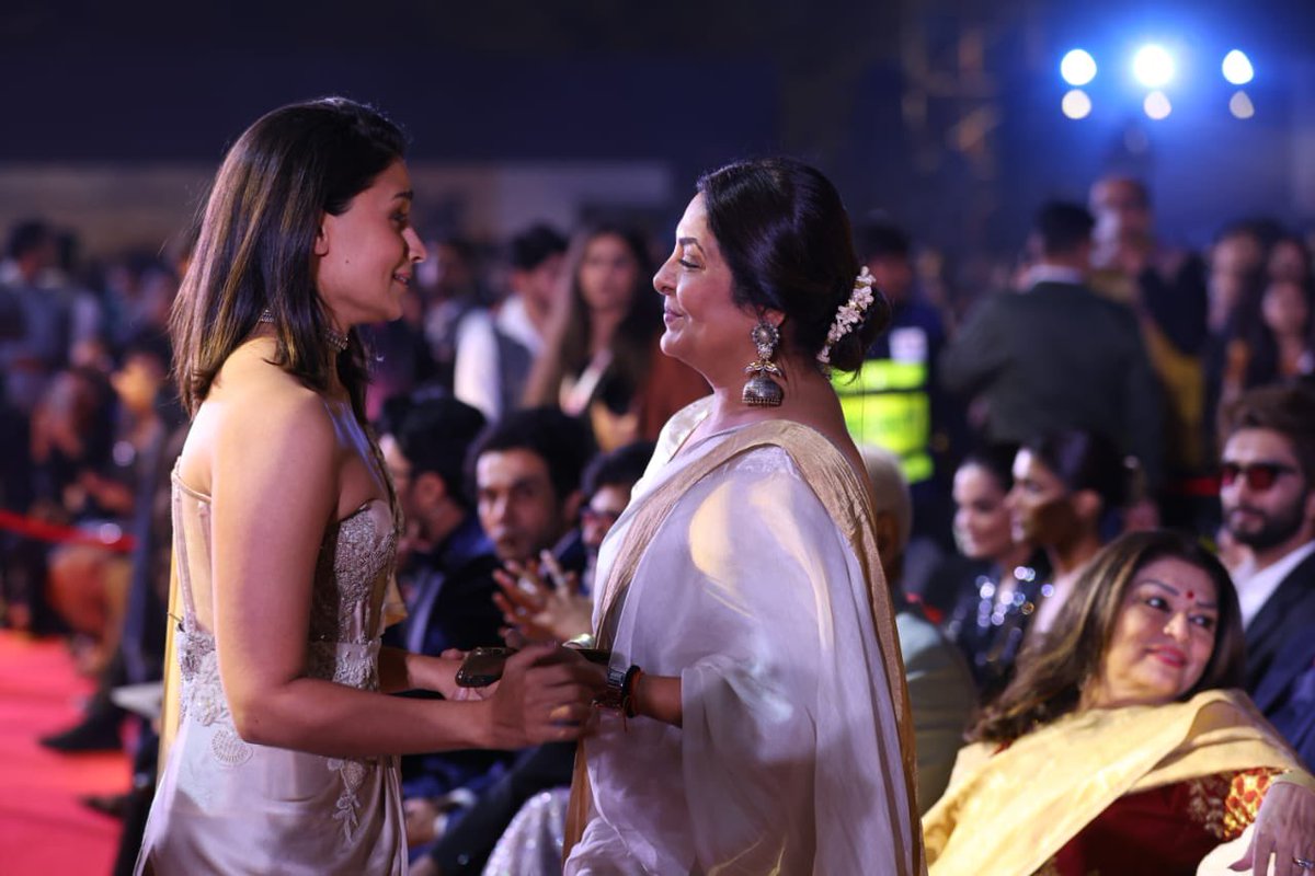 #Darlings co-stars, #AliaBhatt and #ShefaliShah, shared a sweet moment at the 69th #HyundaiFilmfareAwards2024 with #GujaratTourism. ❤️

Watch #FilmfareOnZeeTV, Sun, 18th Feb, 9 PM onwards

@gujarattourism @hyundaiindia @rohitsLogic @AJIOLife