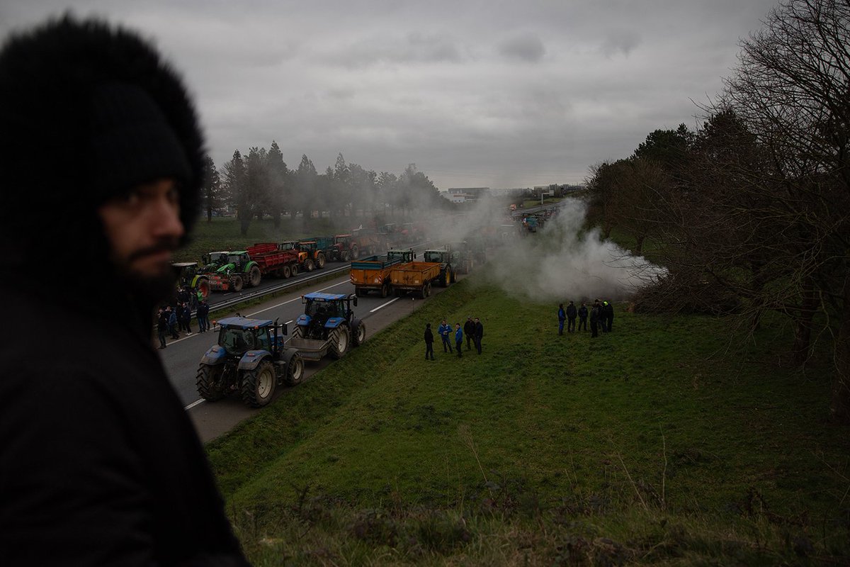 VincentFeuray's tweet photo. #Ploudaniel - 29/01/2024
Les #AgriculteursEnColère bloquent la RN 12
Série dispo sur @StudioHansLucas
https://t.co/phQPKnFJJf
#photo #photographie #photography #Bretagne #Britanny #BZH #Finistère #AngryFarmers https://t.co/FTRVGRYaWu