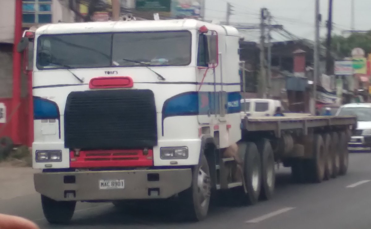 VR_Trucker24's tweet photo. Got a clearer picture of the Freightliner FLB with its 4 axled trailer. https://t.co/GHX3JAlT2u