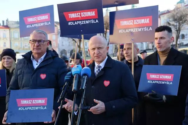 chludzinski_m's tweet photo. Wczoraj ogłosiliśmy naszego kandydata na urząd Prezydenta Przemyśla! Zapraszamy w każdą niedzielę na spotkania z Tomaszem Dziumakiem w hotelu Accademia, aby poznać szczegółowy program, który ma przygotowany #DlaPrzemyśla!✌️ https://t.co/rknJAiHSxv