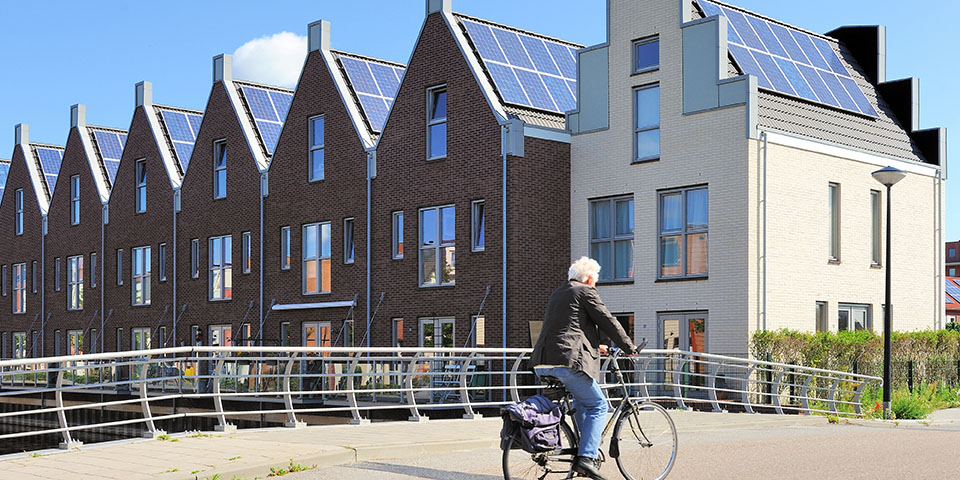 eigenhuis's tweet photo. De #salderingsregeling mag pas worden afgeschaft bij goed alternatief. 

Zolang dat er niet is, moet @EersteKamer niet akkoord gaan met voorstel #kabinet. 

Die oproep doen wij samen met @Consumentenbond @VNGemeenten @Woonbond en @Aedesnet 👉 https://t.co/ScKr5W3Zbu #zonnepanelen https://t.co/VrzsQ1GiMe
