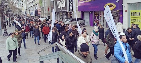 ogretmensendika's tweet photo. Memleketin dört bir yanından cesaretli ve kararlı adımlarla gelen eğitim emekçileri birlik olmanın en güzel örneklerinden birini gösterdi. Mücadele içinde pişen bir sendikanın dayandığı yer kendi kitlesinin duyguları, haklı öfkesi ve sınıf mücadelesidir. https://t.co/ZFruRCmVc8