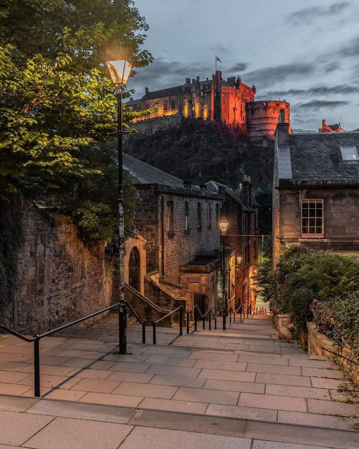 HarryDownes69's tweet photo. Edinburgh, Scotland💫

📸https://t.co/FL5IQwBvi2

#edinburghcastle #edinburgh #scotland https://t.co/tF9548uWOe