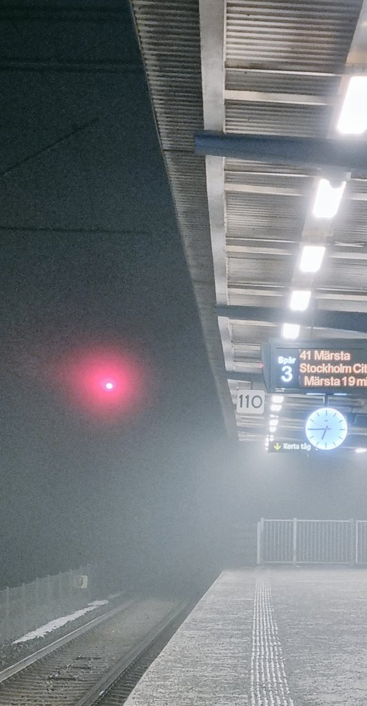 Dimma idag.. tur att tåget bara behöver följa skenorna..🤪
PS. Det blev grönt och vi fick åka med.
