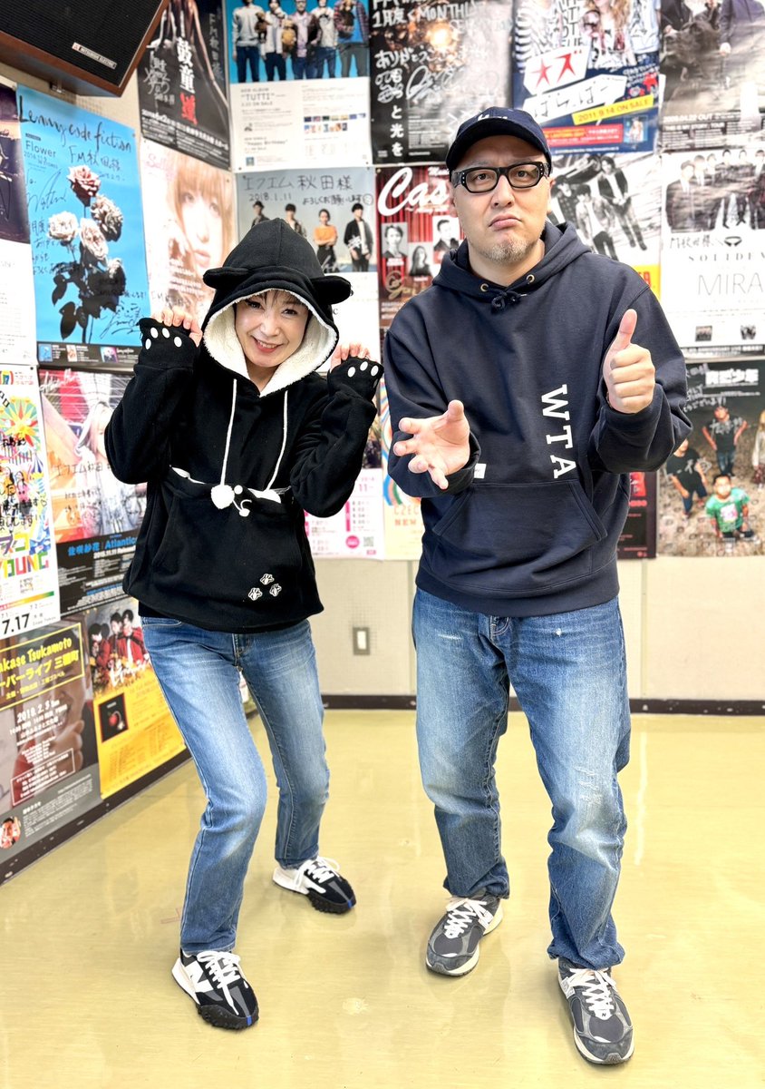 mixafm's tweet photo. 【火曜m!x】
みさおさんは、猫が好き過ぎて自分が猫になれるパーカーを買ってしまったそうです🐈‍⬛
サポーター古谷は、好き過ぎてパチスロ台を所有しています🪙✨

(この画像、朝からパチンコ店に並んでる二人のようだ…🙄)

#mixafm https://t.co/uM14ZSUDVf