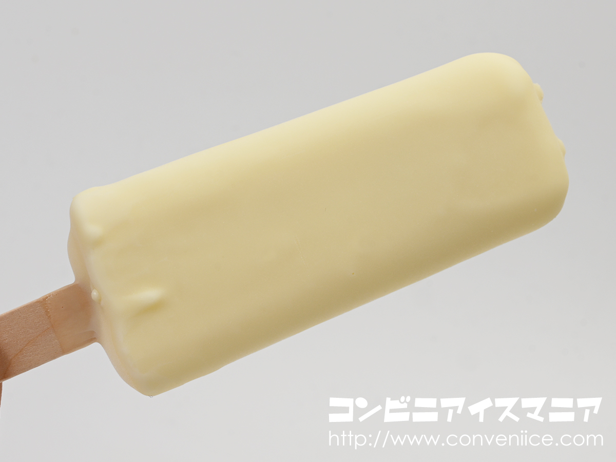 icemania's tweet photo. ホワイトチョコ好きの皆さん、これ食べてください。ホワイト生チョコソースのダクダク感がたまらんです🤣🤣🤣

濃厚＆とろとろ食感のホワ���ト生チョコソース入りホワイトチョコアイスを、さらに白いチョコで包み込んだホワイトチョコづくしの3層アイスバー！

セブンプレミアム『白い生チョコバー』