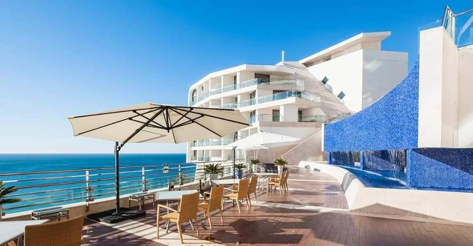 GolfHolidayShop's tweet photo. BEACH FRONT GOLF HOLIDAY NR LISBON 🇵🇹 

Sesimbra Hotel &amp; Spa is a great option for a beachfront golf break and with an exceptional choice of world class golf courses nearby 🏌️‍♂️ 
 > sales@golfholidayshop.com

#golf #golfholidays #portugal #golfpackages https://t.co/6URYU8b9fa