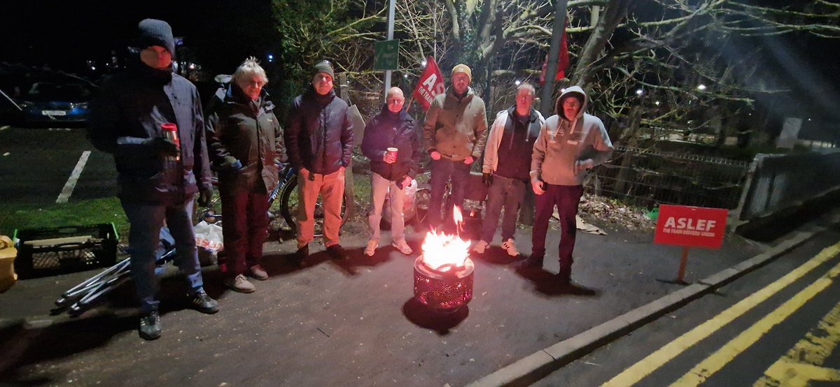 scratch339's tweet photo. Breezy but thankfully dry on the Ashford Branch picket line this morning. Anyone got some marshmallows? @ASLEFunion @MickWhelanASLEF @strike_map #whereisharper https://t.co/KfKVgAQ9HC