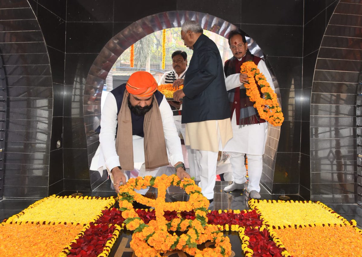 samrat4bjp's tweet photo. "खुद वो बदलाव बनिए जो आप दुनिया में देखना चाहते हैं"

राष्ट्रपिता महात्मा गांधी जी को उनकी पुण्यतिथि पर बापूधाम में श्रद्धांजलि अर्पित की। 

महात्मा गाँधी जी सिर्फ एक व्यक्ति नहीं आज एक विचार बन गए हैं। आज युवाओं को गाँधी जी के आदर्शों पर चलने की जरूरत है।
#MahatmaGandhi #Bapu #GandhiJi