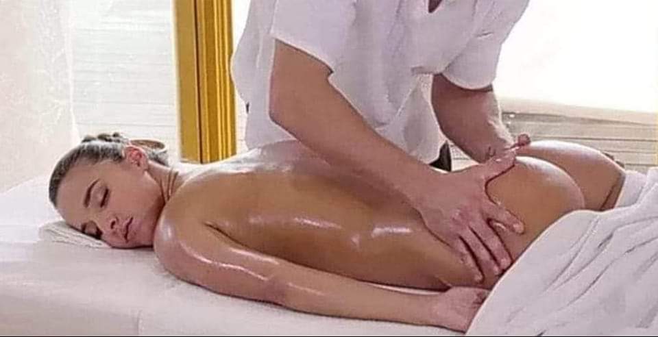 سيدتى الجميله تمتعى بأجمل لحظات السعاده والتالق الدائم مع اجمل جلسات المساج الخاصة بك للحفاظ على شبابك وحيويه جسمك الجميل لتحصلى على جسم خالى من الإرهاق والتعب وبشره ناعمه وحيوية وذلك على يد خبير او خبيرة متخصصين في فن المساج والعلاج الطبيعي بإستخدام أجود أنواع الزيوت العطرية