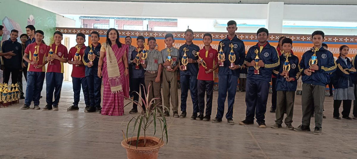 BBSR_DMS's tweet image. Congratulations to the victorious teams in the junior group throwball and football matches!