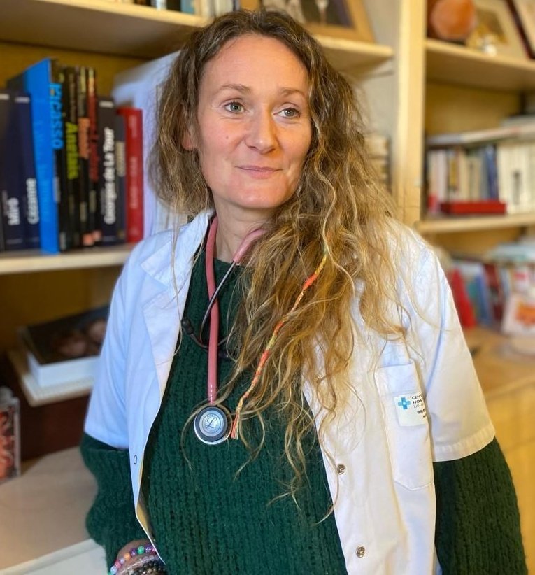 Caroline Brémaud, l'urgentiste qui parlait trop vrai. 
Rencontre avec cette maman solo de quatre enfants, médecin pompier, passionnée d'art graphique, évincée de son poste de cheffe du service des urgences de l'hôpital de Laval. 🩺
radiofrance.fr/franceculture/…