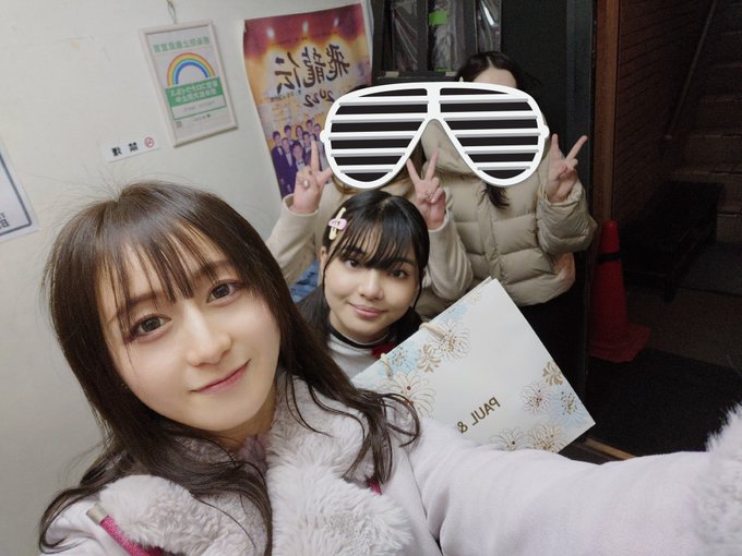 今更ポストだけどあおいちゃんが出演していた『この世は全部、嘘で出来ている』観劇しました。 観に行ったら飲み友の美女2人がいてｳｷｳｷした😚😚  アクション要素があって見応えありました、あおいちゃん頑張ってた～脚出してた～🦵🏻 #Qこの嘘  自撮りの私、髪の毛ぱやぱやしてやがる<a href="/tag/q%E3%81%93%E3%81%AE%E5%98%98"class="tags">#Qこの嘘</a>