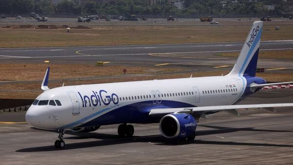 क्या Digiyatra के नाम पर @IndiGo6E और @AAI_Official धांधली कर रहे हैं? कहानी सुनिए। मैं वाराणसी से दिल्ली की फ्लाइट से यात्रा कर रहा था। वाराणसी एयरपोर्ट पर एंट्री के दो गेट हैं। पार्किंग से आने पर गेट नंबर 2 एकदम सामने पड़ता है, तो जाहिर है कि एंट्री के लिए यात्री की पहली