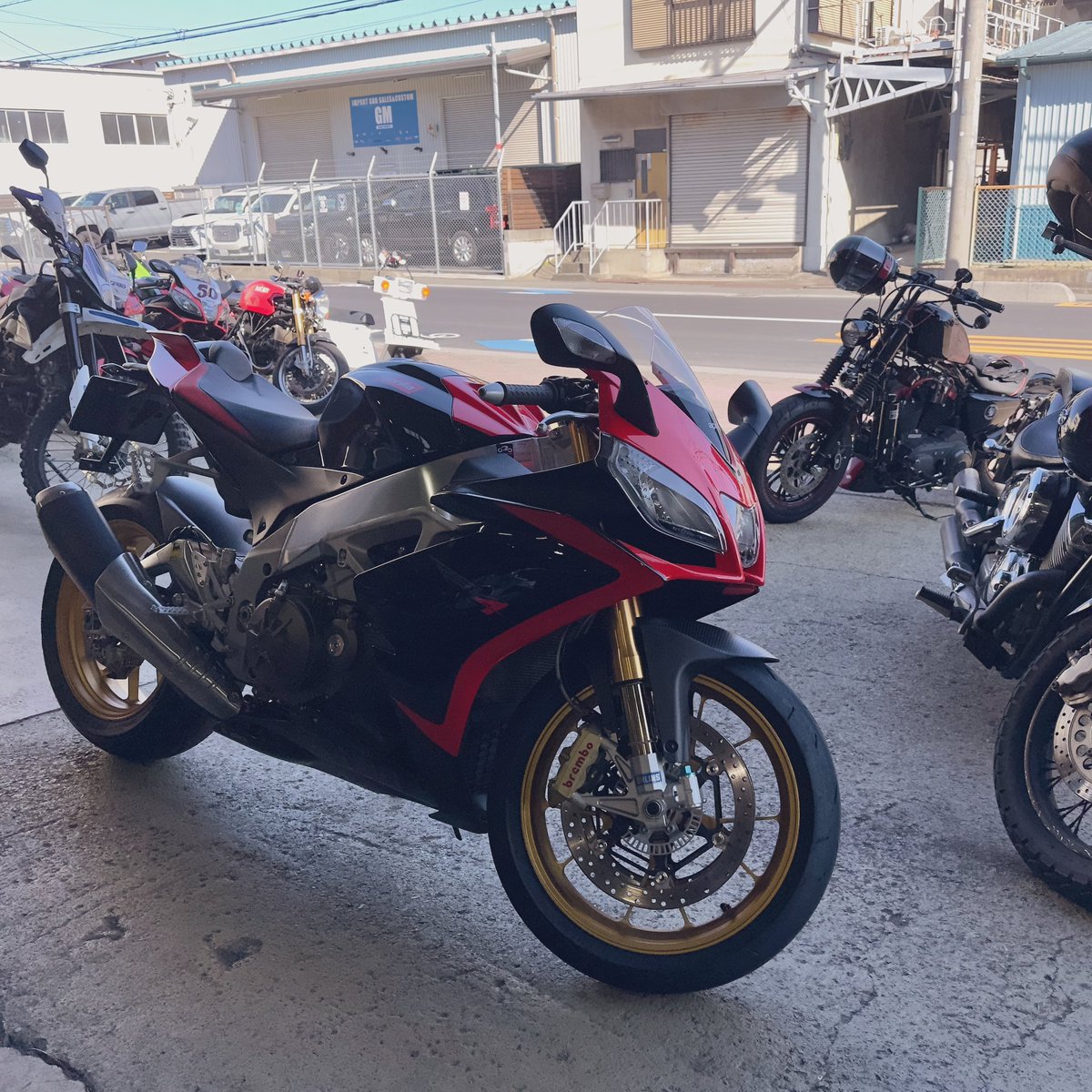 ogiten4936's tweet photo. 仲間が納車しました㊗️
#aprilia
#RSV4Factory
#アポロ児 https://t.co/mkbWFyDpJx