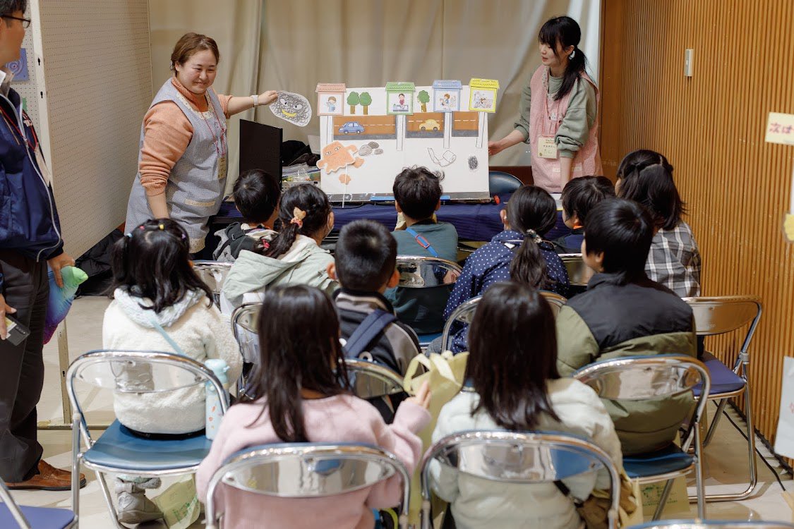 moriyama_pro's tweet photo. 〜キッズタウン守山の当日の様子〜

株式会社東海維持管理工業様のお店もあり、パネルシアター「うんちくんの大冒険」を聞きました！

参加した子どもたちからは「面白かった」とたくさんの声を聞きました。

#キッズタウン
#子どもがつなげる守山まちづくりプロジェクト
#守山区
#こどものまち https://t.co/1gPnvAoW0a
