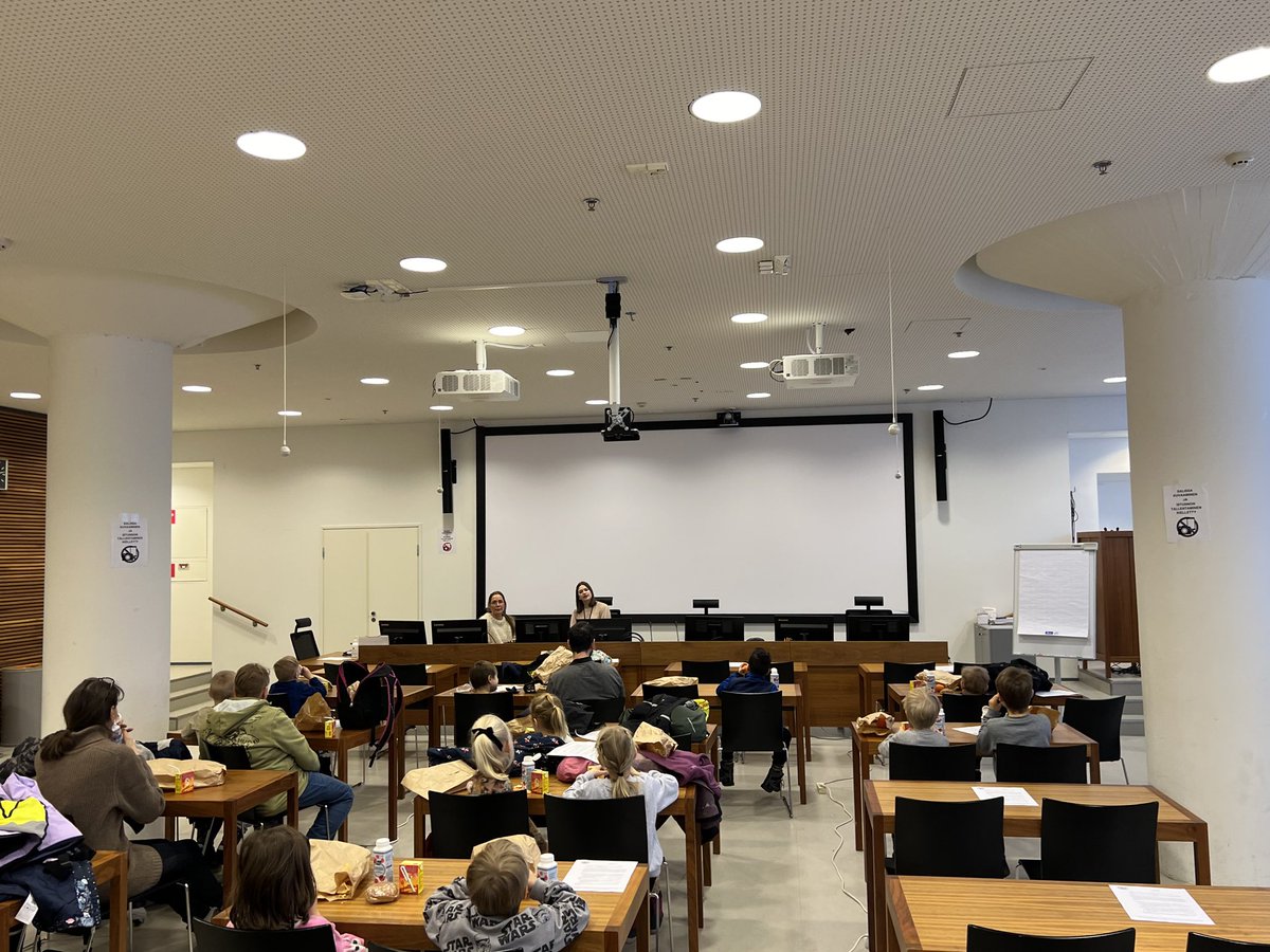 Perjantaina saimme sai tärkeitä vieraita, kun helsinkiläinen eskariryhmä kävi tutustumassa hovioikeuteen ja tuomarin työhön. Ohjelmassa oli mm. juttelua siitä, mitä tuomioistuimessa tehdään, tutustuminen tiloihimme ja leikkioikeudenkäynti, jossa lapset toimivat tuomareina.