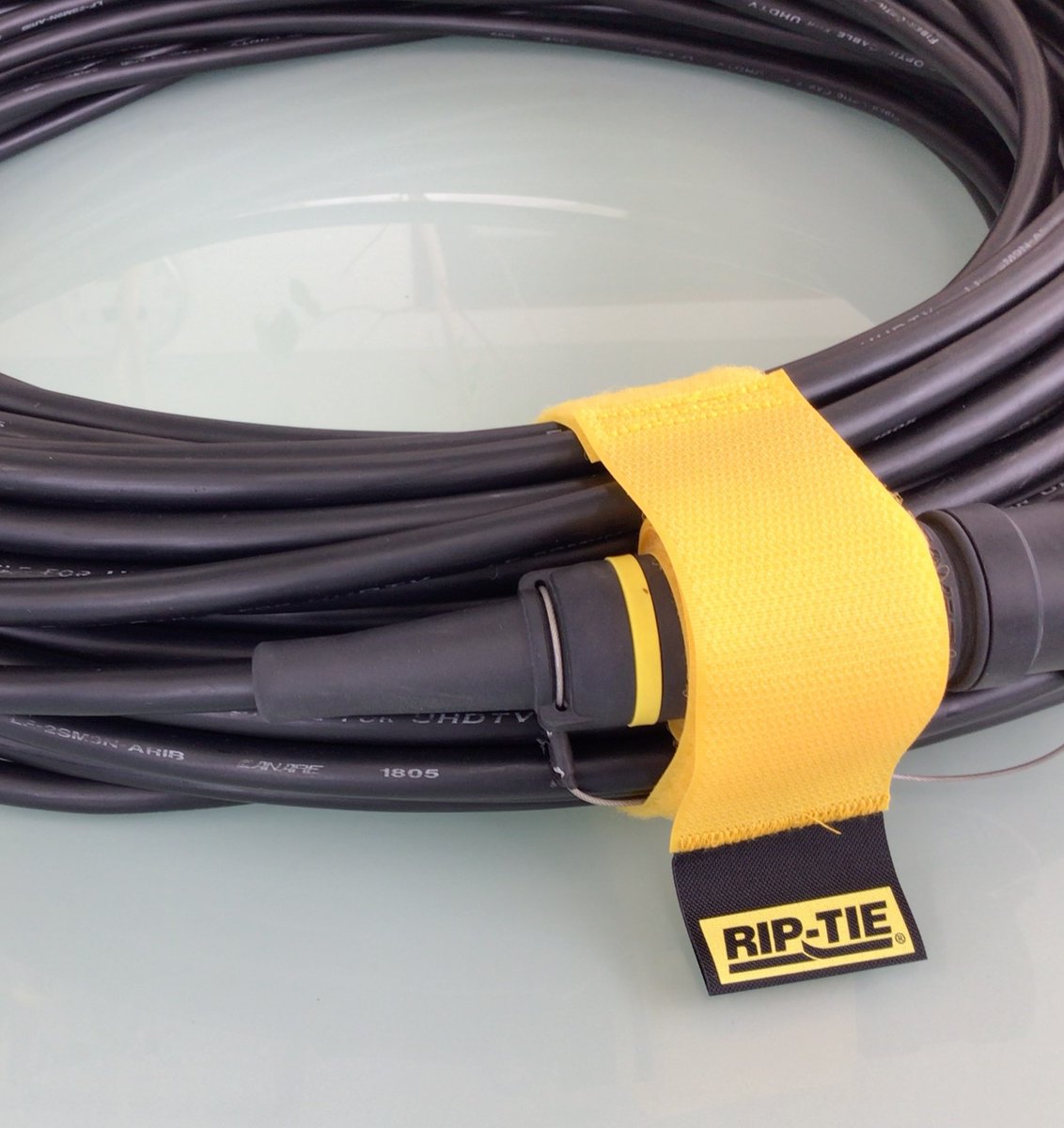 コネクタ部分に装着して、コネクタごとケーブルをしっかりホールドできる「オプティカルラップ」🙌

カラフルな10色展開🌈&amp;1本～購入可能◎

RIP-TIE WEBにて好評発売中です！
riptie.co.jp/item/itemgenre…