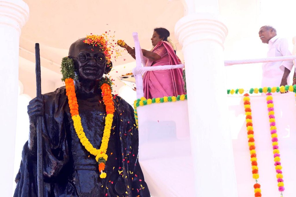 DrTamilisai4BJP's tweet photo. Paid floral tributes to Father of Nation #MahatmaGandhi Ji on his Memorial Day at #Puducherry.alongwith
Hon'ble Chief Minister Shri.N.Rangasamy,Hon'ble Speaker Shri.@embalamrselvam,Hon'ble Ministers & Officials.

நம் பாரத தேசத்தின் விடுதலைக்காக அறவழியில் போராட்டம் நடத்தி வெற்றிகண்ட மகான் தேசப்பிதா மகாத்மா காந்தியடிகளின் 76-வது நினைவு நாளில்,புதுச்சேரியில் உள்ள அவரது திருவருட்சிலைக்கு மாலை அணிவித்து மரியாதை செலுத்தினேன்.

జాతిపిత మహాత్మా గాంధీజీ వర్ధంతి సందర్భంగా వారికి ఘన నివాళులు అర్పించాను
#MartyrsDay
