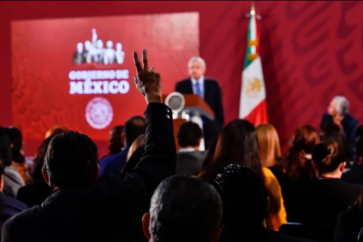 leandroalva1's tweet photo. Actualidad Internacional 🚩

AMLO asegura que hubo hackeo en filtración de datos.
El presidente del México, señaló que investigan la filtración en internet de datos de decenas de periodistas que asisten a las conferencias de prensa todas las mañanas. @Mario_Cerna 

PH:Pedro Pardo https://t.co/cIFJK7jzMn